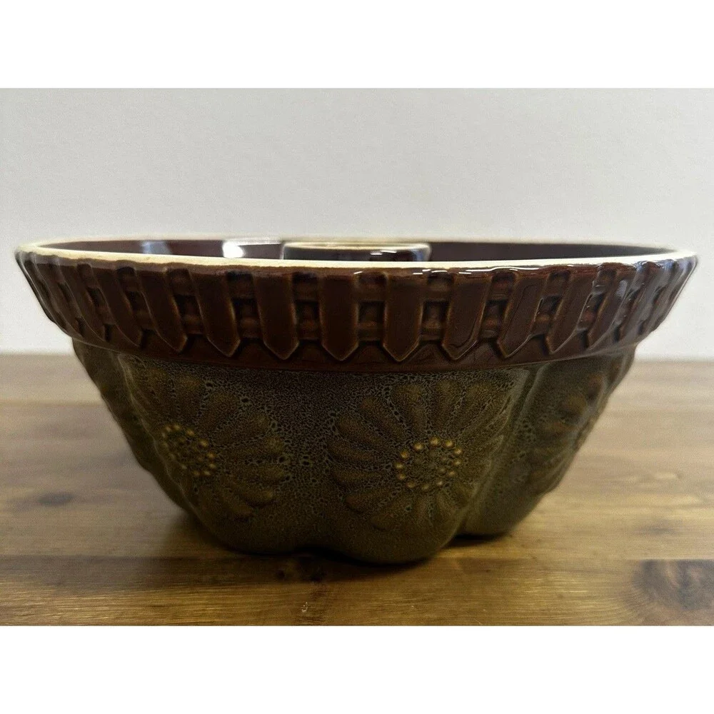 Farmhouse Pottery Vintage 70s Bundt Cake Mold Dish